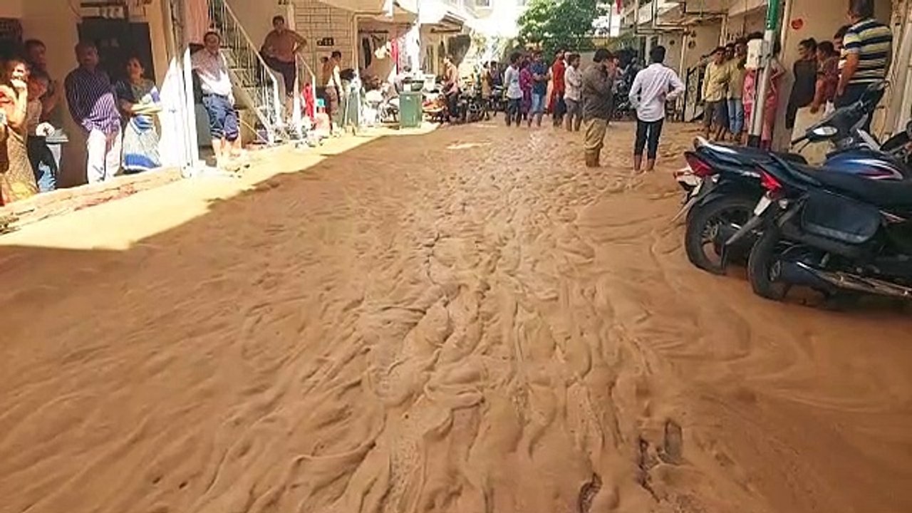 SURAT VIDEO/ ...और वराछा की विठ्ठल नगर सोसायटी में कीचड़ फैल गया!