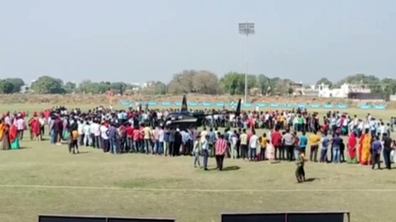 VIDEO: दुल्हन ने तोहफे में मांगा हेलिकॉप्टर, फेरों के बाद दूल्हा-दुल्हन ने भरी उड़ान