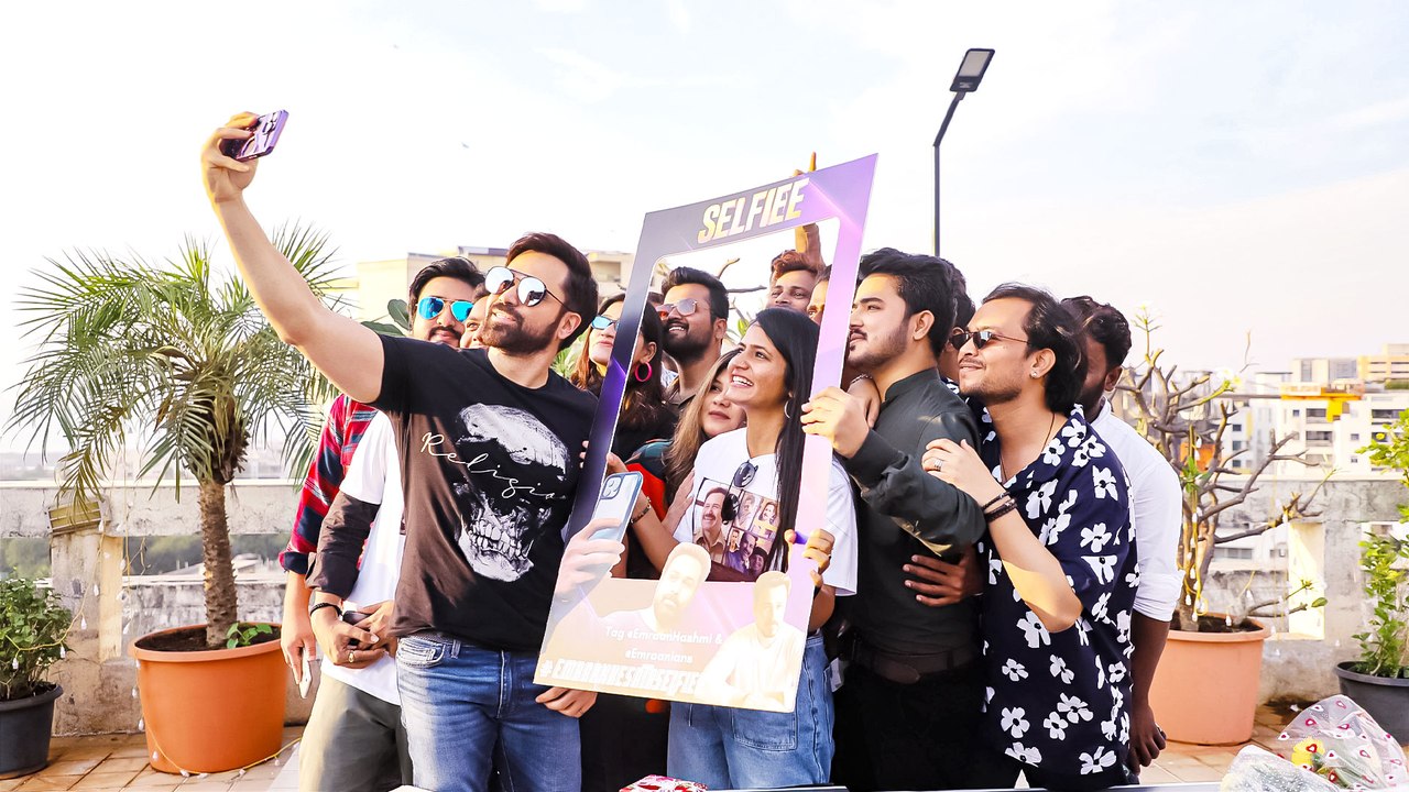Selfiee Actor Emraan Hashmi Took A Selfie with His Few Lucky Fans