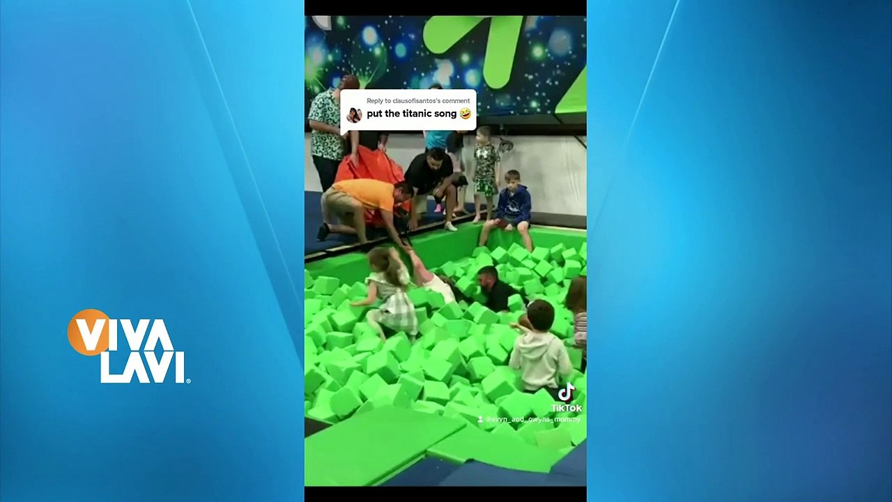 Rescatan a mamá que se lanzó a piscina de cubos de espuma