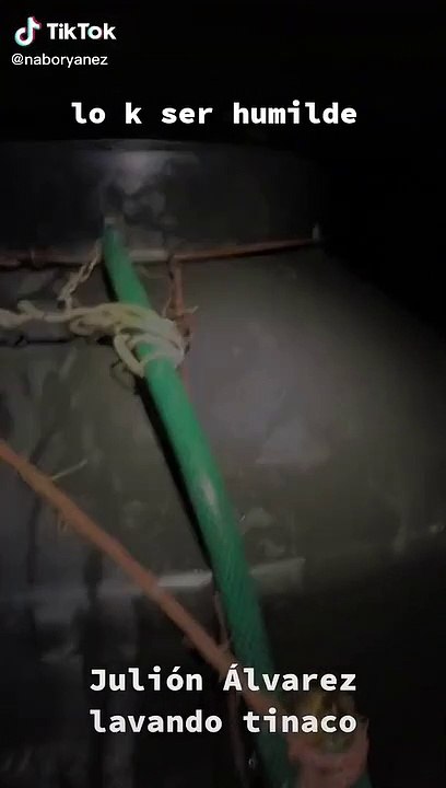 Julión lavando su tinaco