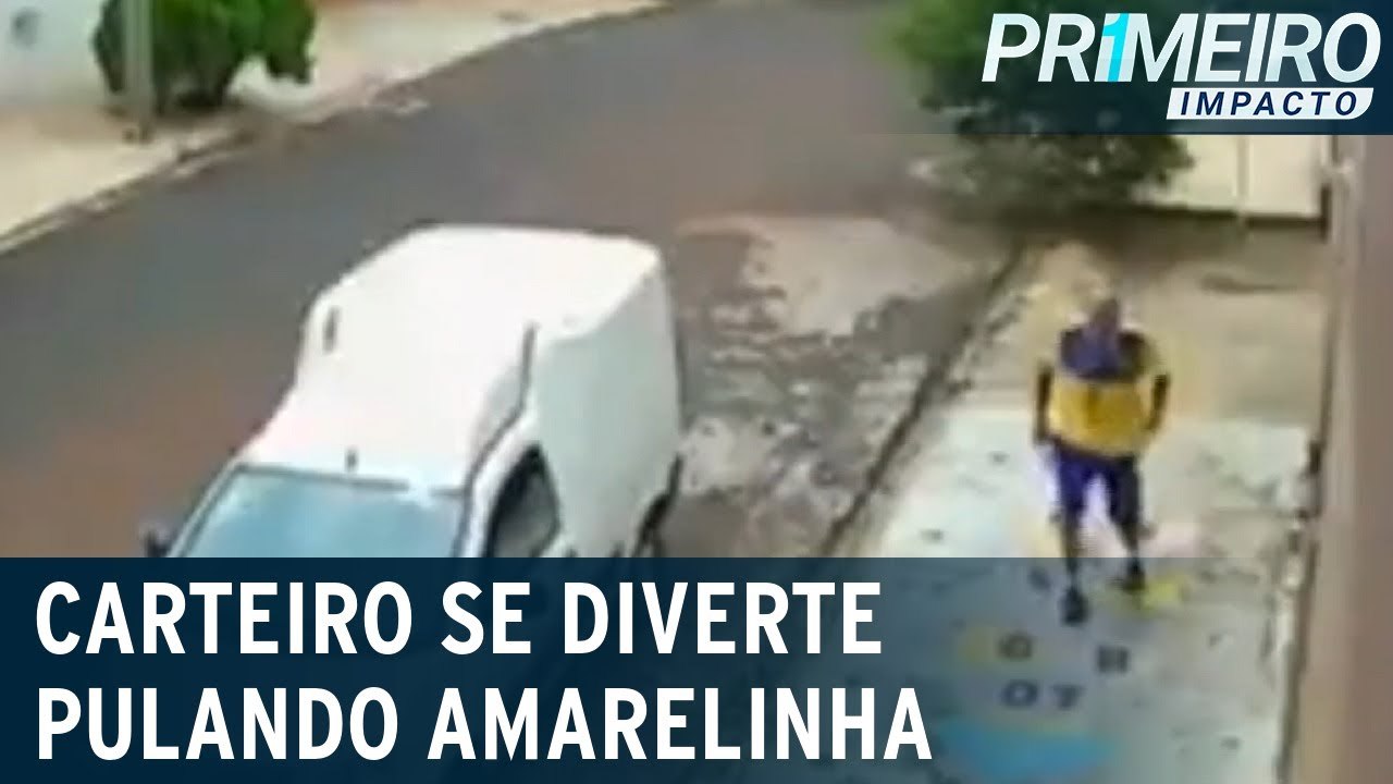 Carteiro se diverte pulando amarelinha enquanto aguarda ser atendido