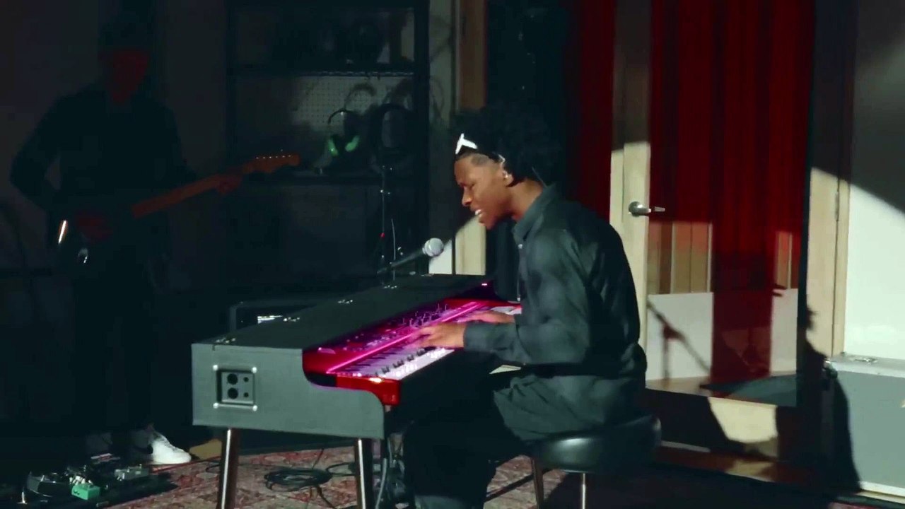 d4vd chante son tube "Romantic Homicide" en acoustique