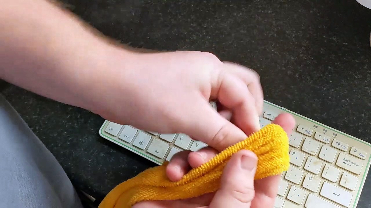 THE SIMPLEST way to clean a keyboard in under 9 minutes.