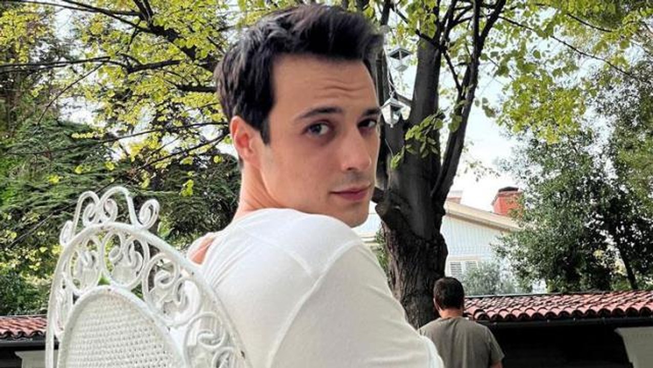 Mert Yazıcıoğlu evde yarı çıplak poz verdi, takipçileri aynı soruya sordu: Burası Dilan Çiçek Deniz'i evi değil mi?