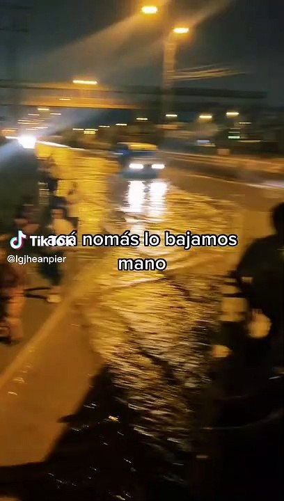 Conductor recogió a personas varadas en huaico