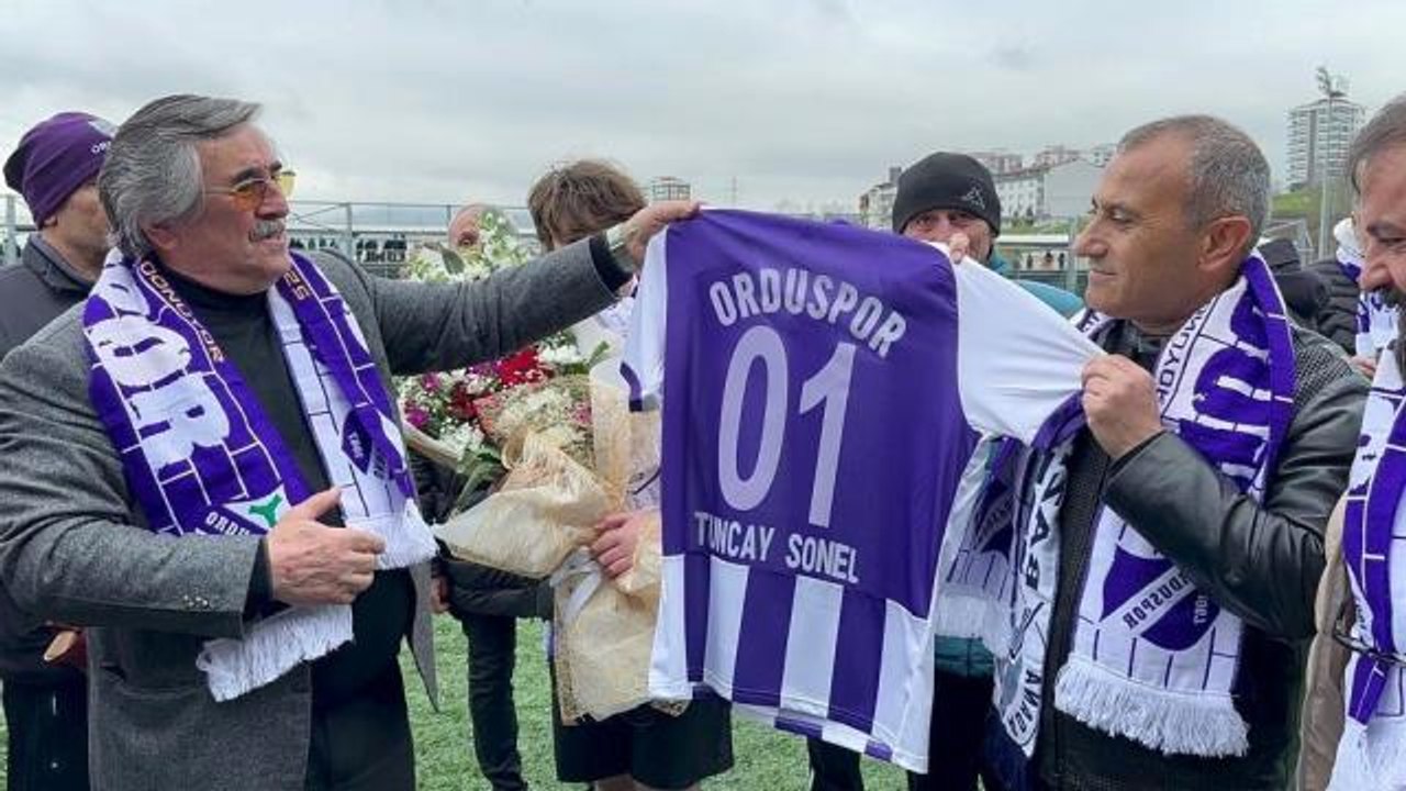 Vali Sonel, efsane Orduspor'u ilk maçında yalnız bırakmadı