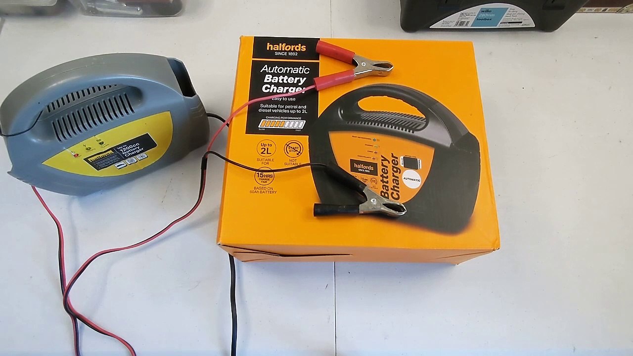 Halfords Automatic Battery Charger - Up to 2L Engines | Unboxing and Review. (Short Version)