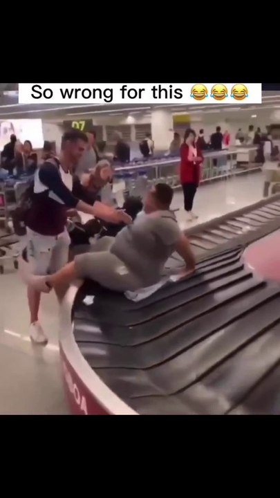 Fat man se retrouve coincé dans une allée de bagages une situation très drôle