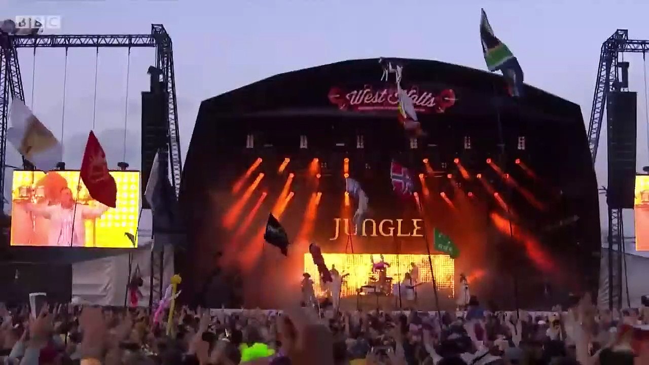 Jungle chante "Busy Earnin" en live à Glastonbury