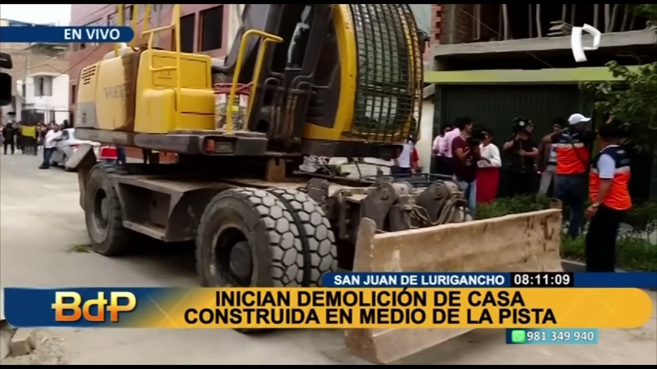 Casa de dos pisos construida en medio de la pista es demolida tras las quejas de sus vecinos