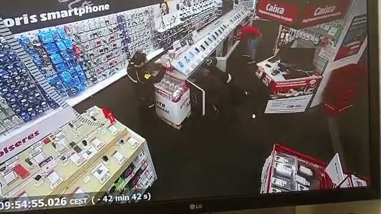 Tres ladrones atracan a punta de pistola el Mediamarkt de Montigalà