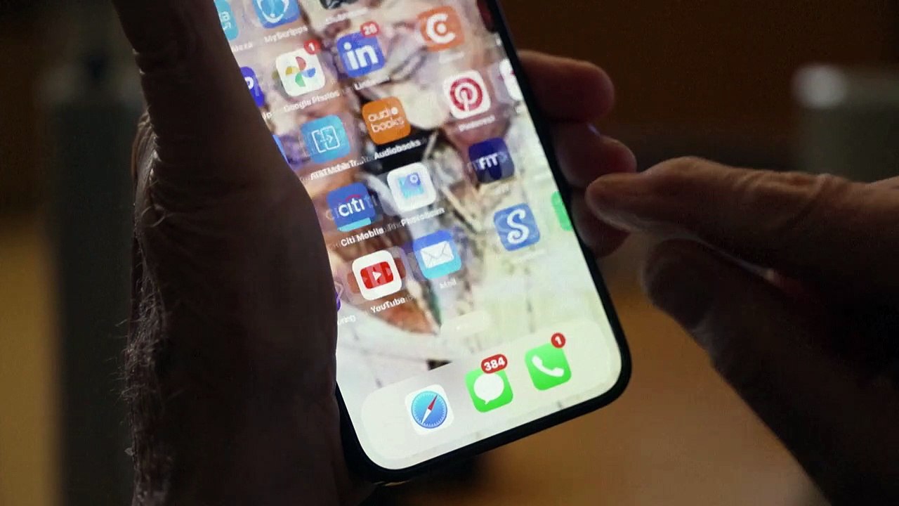 'Pai do celular' afirma: "o problema é que olhamos demais para eles"