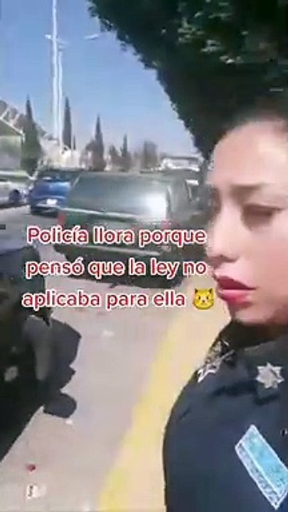 Policía enojada porque compañero la multó