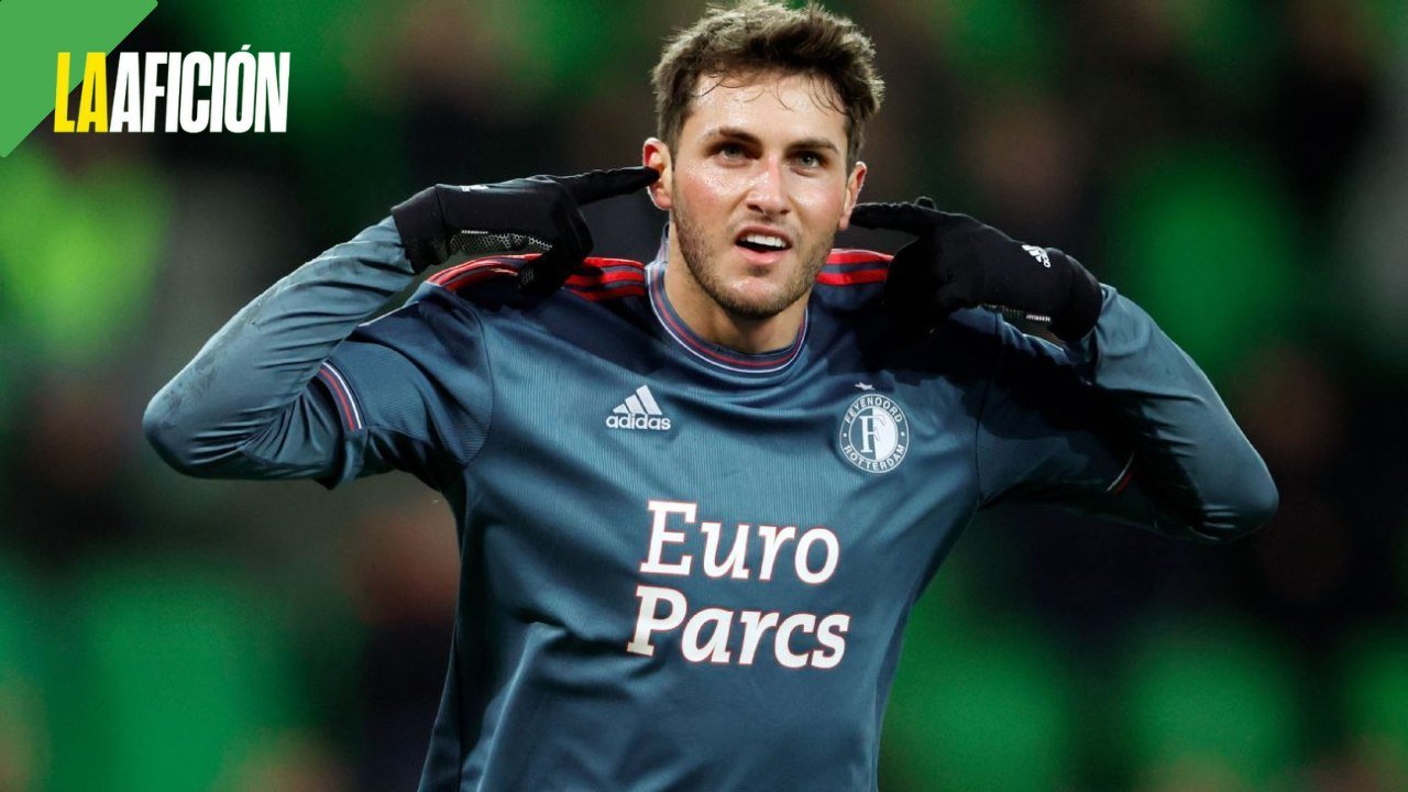 Aficionados del Feyenoord apoyan a Santi Giménez