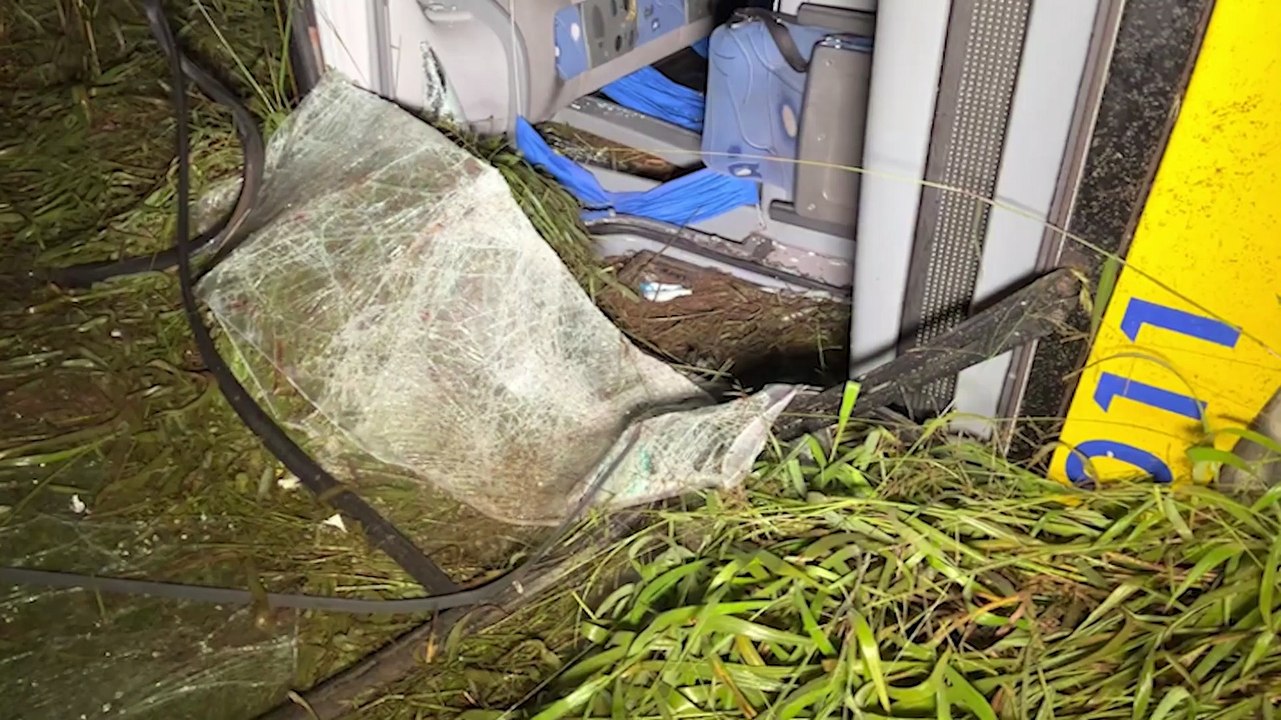 Ônibus com 18 passageiros tomba na BR-277 em Guarapuava