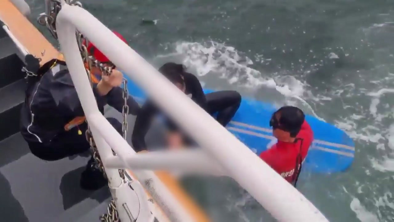 속초해경, 강원도 양양 앞바다에서 표류하던 30대 서퍼 구조 / YTN