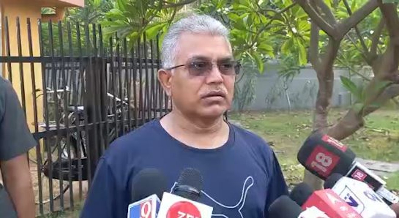 '৪০ বছর হওয়ার পর বাংলার যুবরাজ গ্রাম দেখতে যাচ্ছেন,' টিপ্পনি দিলীপের