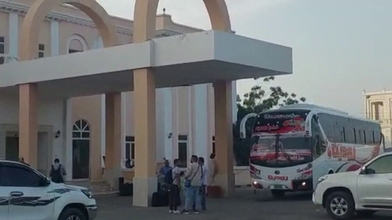 وصول رعايا عرب من #الخرطوم إلى #بورتسودان #السودان #العربية