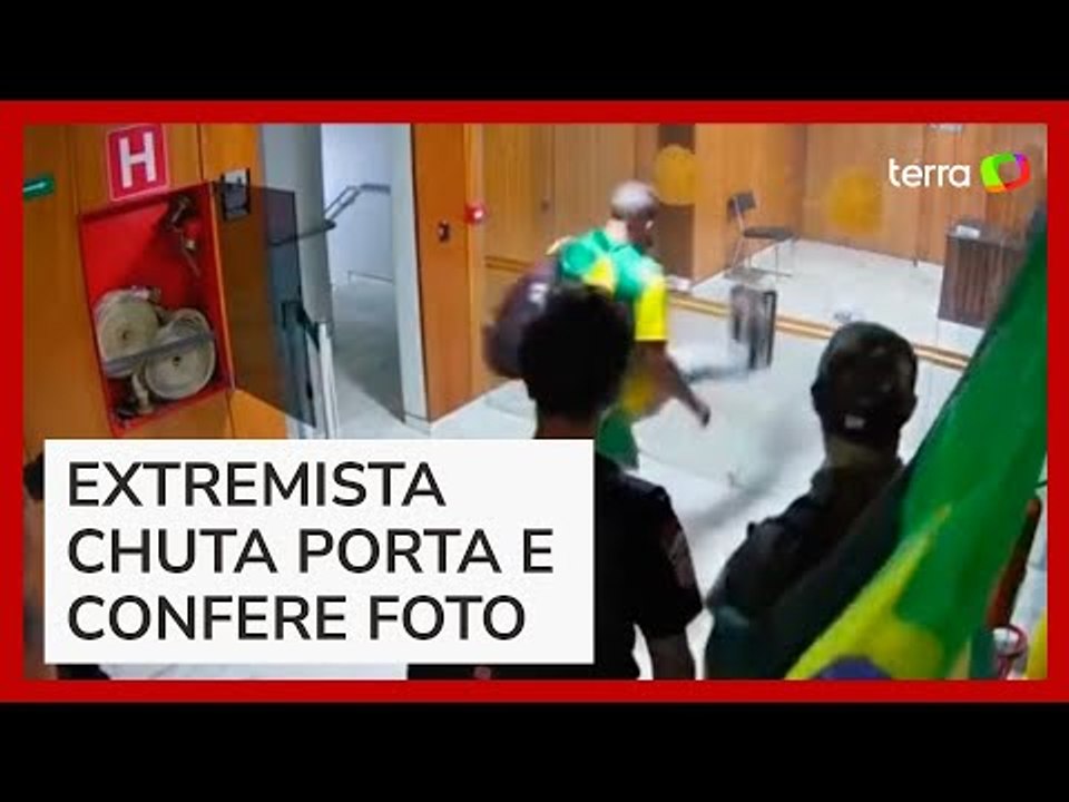 Atos golpistas: homem chuta porta do gabinete da presidência e confere foto com fotógrafo