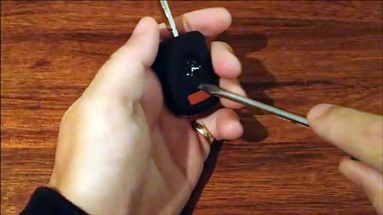 How To Replace Battery In A VE Holden Commodore Key