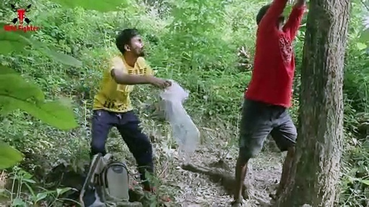 Big Bear Attack Climber on River   grizzly bear attack man in movie scene (2)