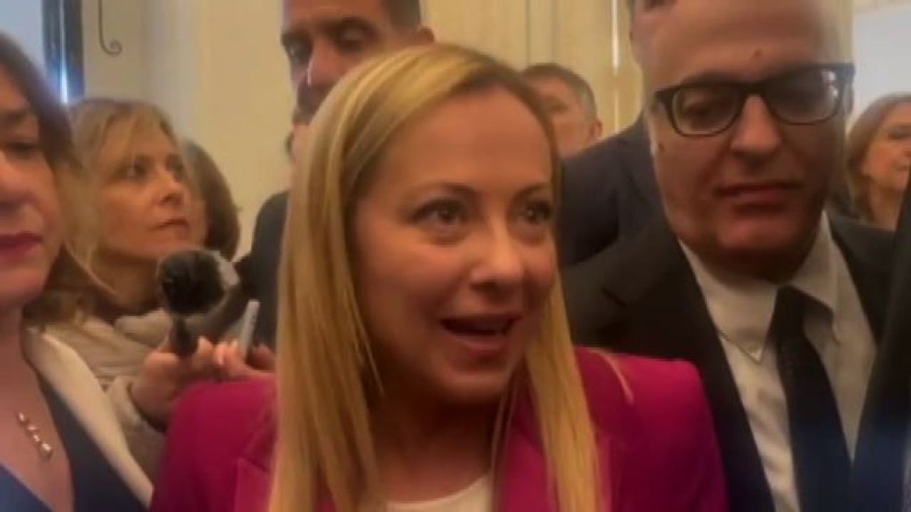 Meloni: "L'economia italiana va molto bene, basta fare Tafazzi"