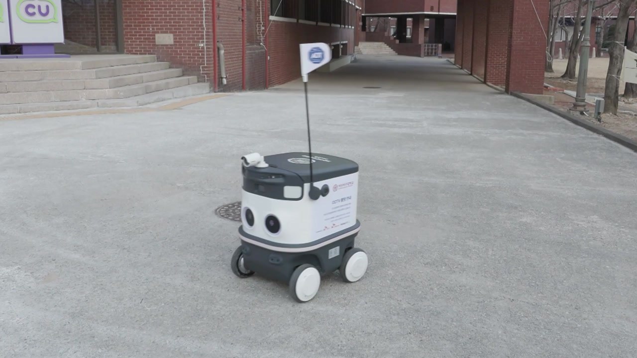 입고 걷는 로봇부터 경비·커피까지...로봇은 이제 생필품 / YTN