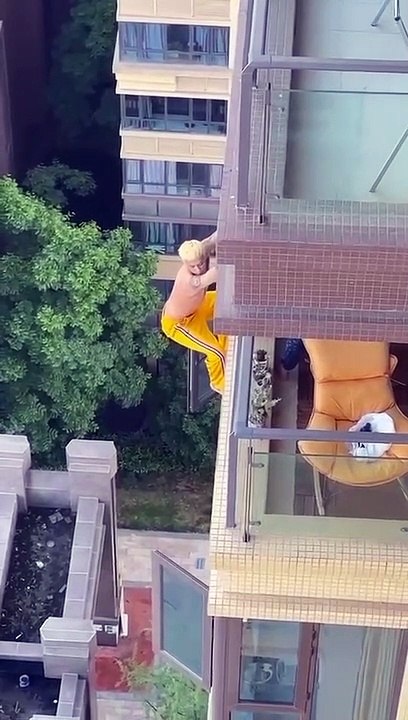 金发男攀数十楼高坠地亡 网传知名女主持人遭抓奸酿悲剧