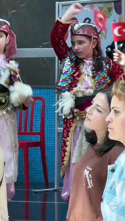 23 Nisan gösterisinde girdiği bin bir ruh haliyle hayatı sorgulayan ufaklık