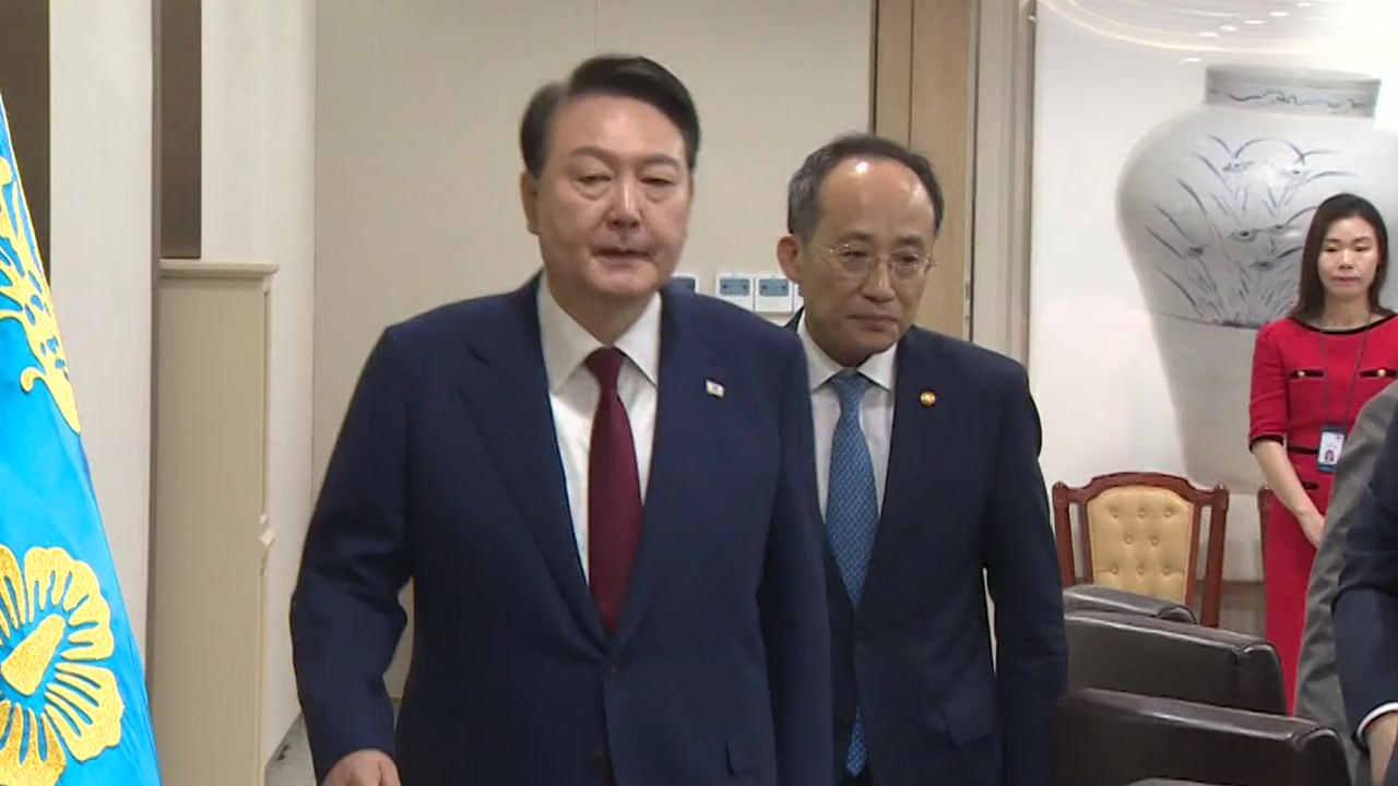 [더뉴스] 尹 대통령, 내일 취임 1년...여 "주춧돌 놓는 1년" vs 야 "3불 시대" / YTN