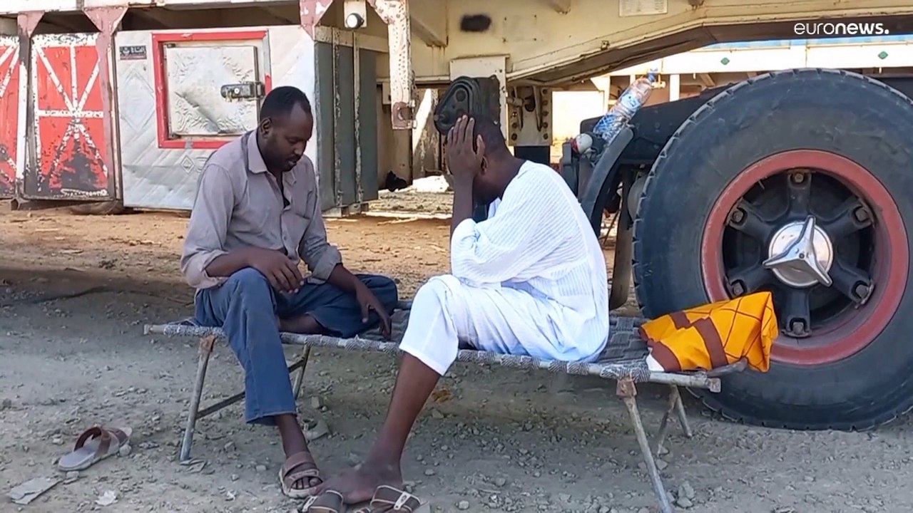 شاهد: سائقو شاحانات عالقون في بورتسودان بسبب القتال