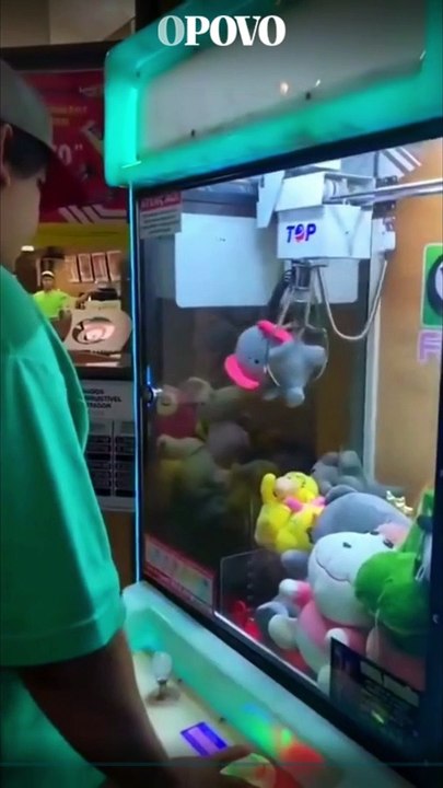 Homem brinca em máquina de bichinhos de pelúcia e é surpreendido por gato dentro da máquina