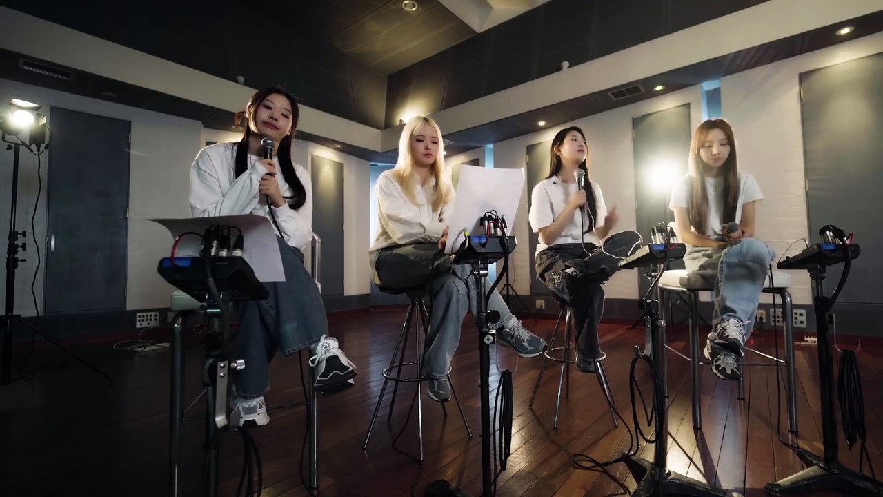 Fifty Fifty chante son tube "Cupid (Twin Version)" en live