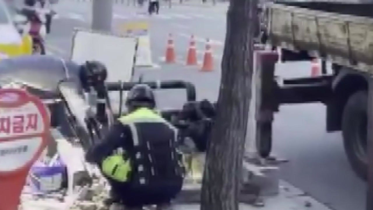 지상 변압기 들이받은 관광버스...일대 20분 정전 / YTN