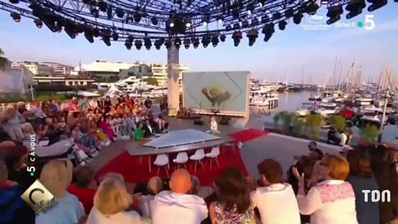 Bertrand Chameroy et Anne-Elisabeth Lemoine s'embrassent fougueusement