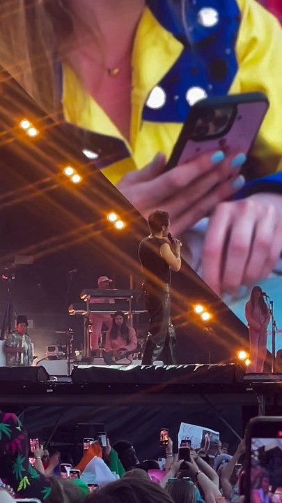 Harry Styles Surprises Fan with Gender Reveal During Edinburgh Concert 🎉
