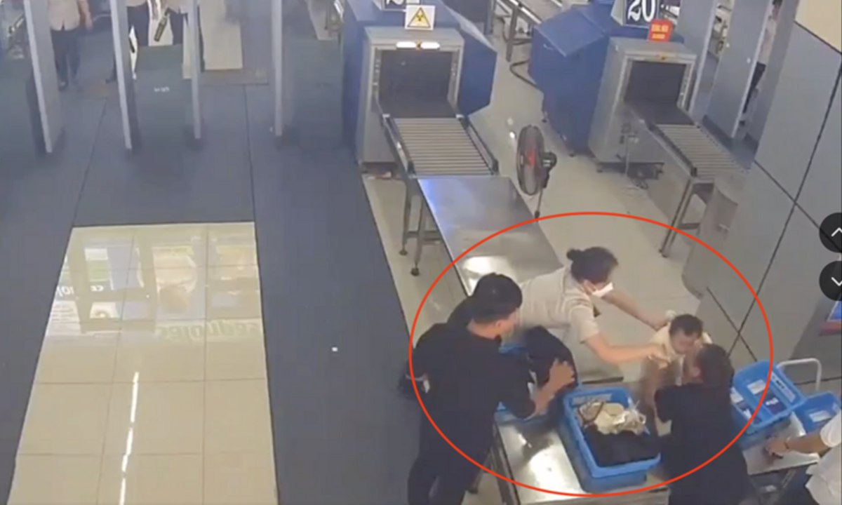 Nữ nhân viên an ninh sân bay phản ứng nhanh nhạy, kịp cứu em bé thoát nạn