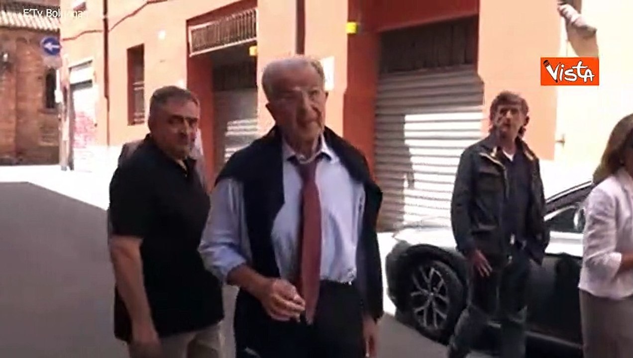 Morte moglie Prodi, il professore ringrazia i giornalisti davanti a casa sua