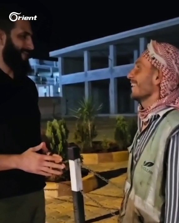 الجولاني يذل عامل نظافة أمام الكاميرا