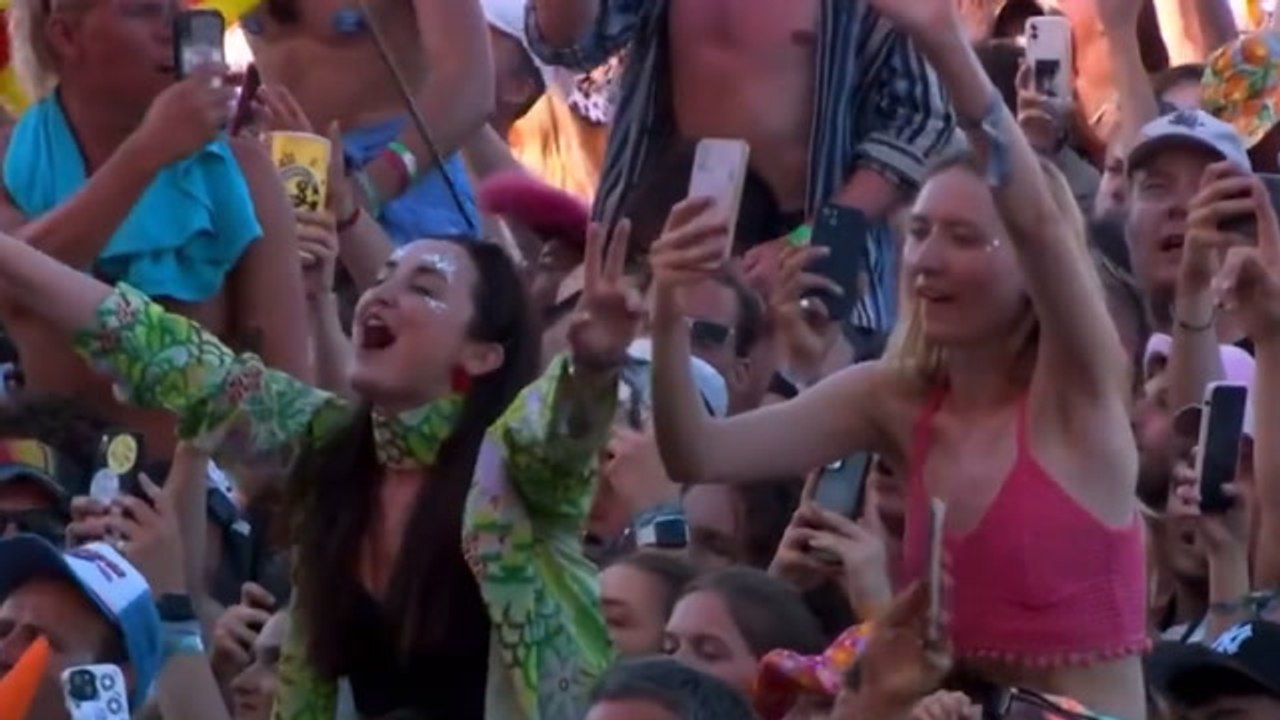 Lewis Capaldi: Crowd offers support as he struggles to finish Glastonbury set