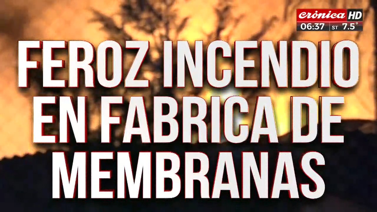 Impresionante incendio en una fábrica de membranas de Moreno