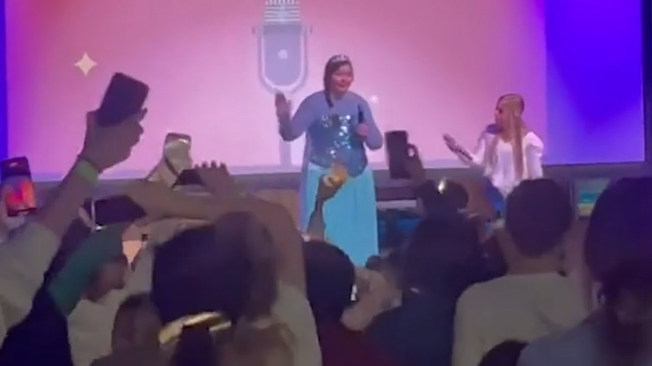 TOUCHING MOMENT Crowd Supports Singing Student!