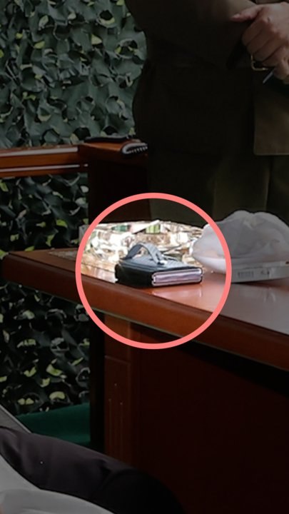 김정은 '갤Z플립' 쓰나…ICBM 쏠 때 포착된 스마트폰의 '힌트'