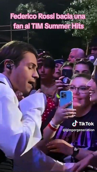 Federico Rossi sul bacio alla fan sotto il palco: “I nostri occhi si erano incrociati”