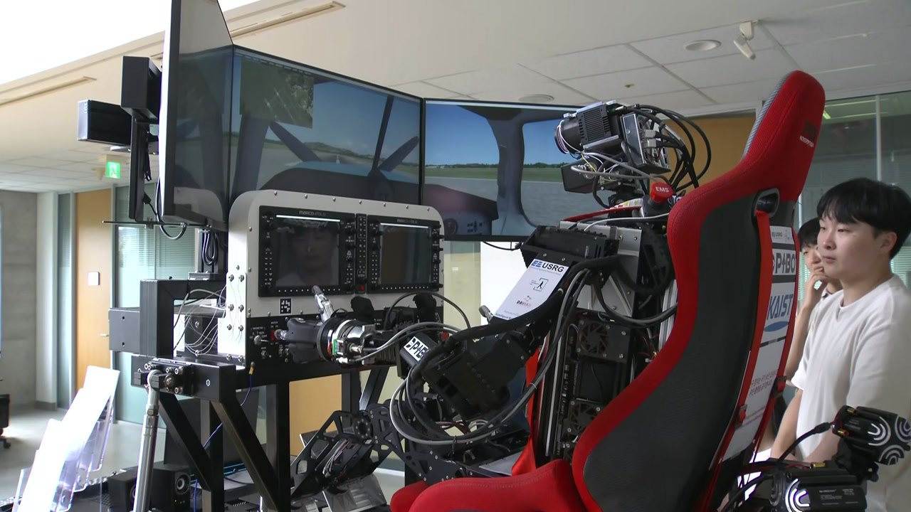직접 비행기 조종하는 파일럿 로봇 '파이봇' 개발 / YTN