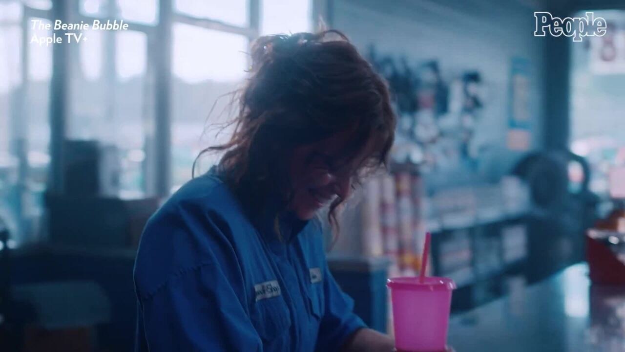 Elizabeth Banks Explains How '90s Throwback 'The Beanie Bubble' Mirrors Today's Gender Power Dynamics