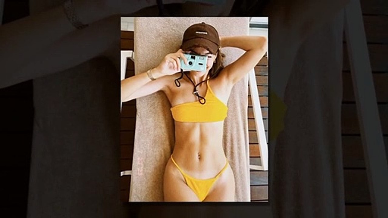 Afra Saraçoğlu, sarı bikinisiyle sere serpe poz verdi