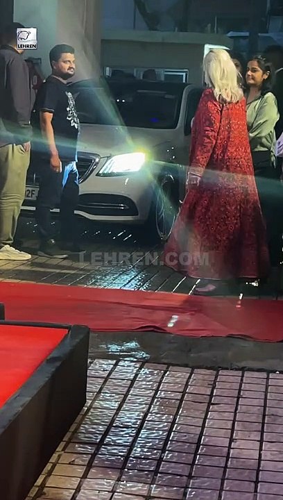 Jaya Bachchan Angrily Says To the Paparazzi, "I Am Not Deaf"