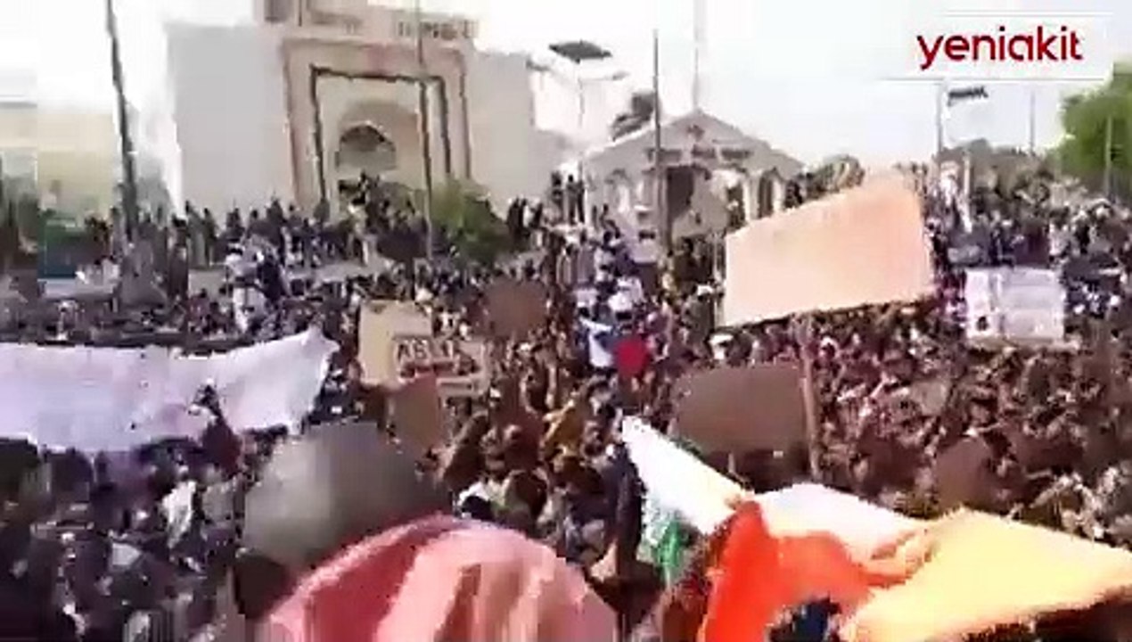 Afrika ülkesinde Rus bayrakları! Uranyum delisi Fransa'ya tepki